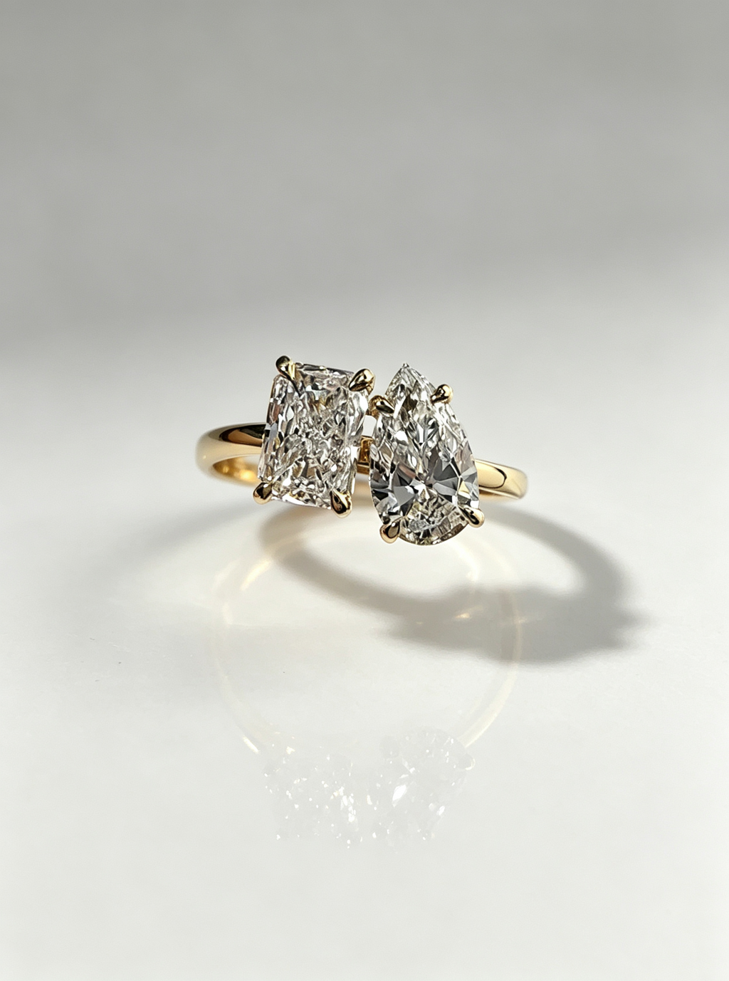 Customized Lab Grown Diamond Ring with IGI Certified 2 Carats D VVS2 Pear & Radiant Cut 18K/14K AU750 for Engagement Ring