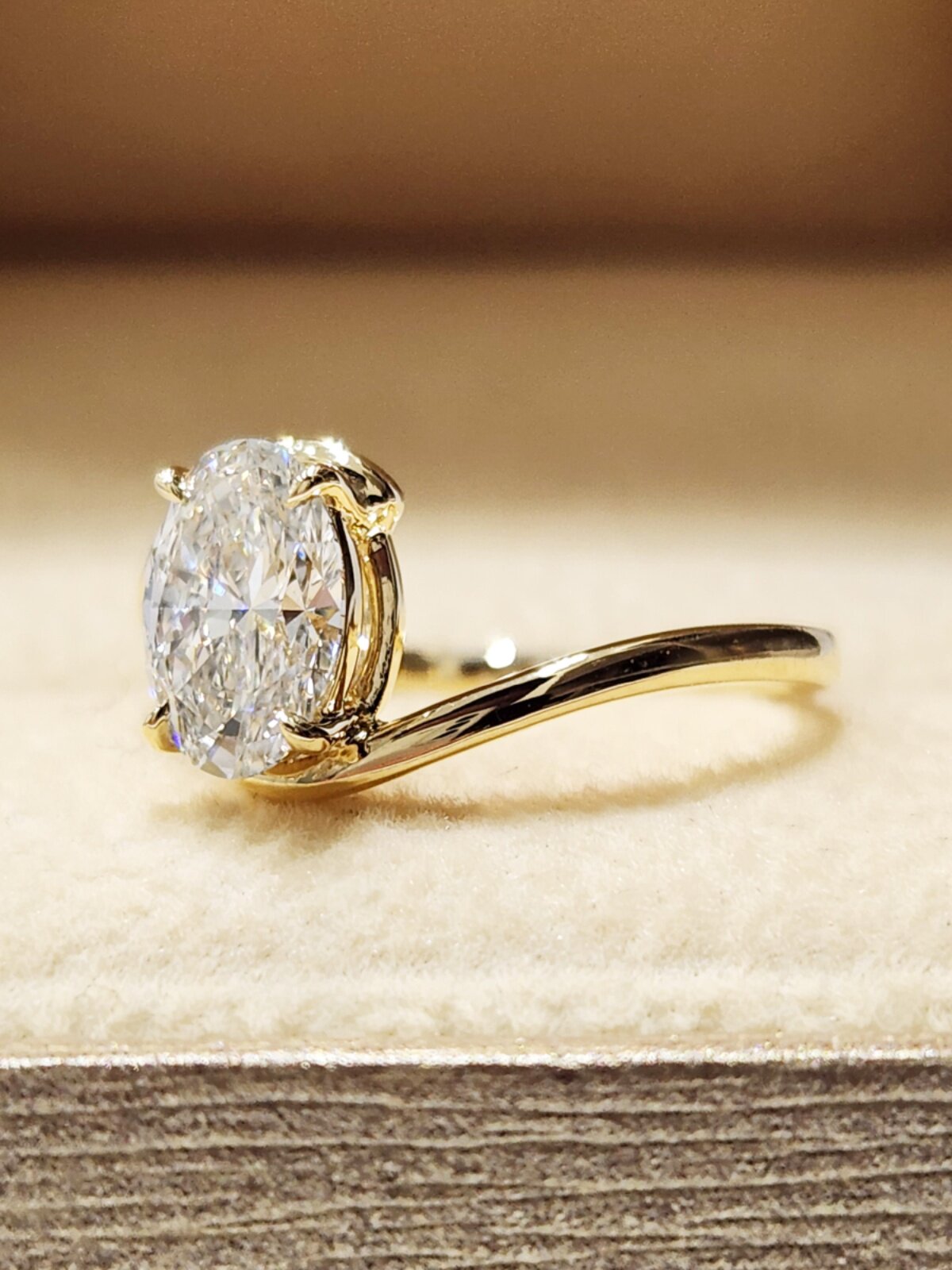 18K Gold IGI Certified Lab Grown Diamond CVD with 3CT D VVS2 Excellent Oval Cut