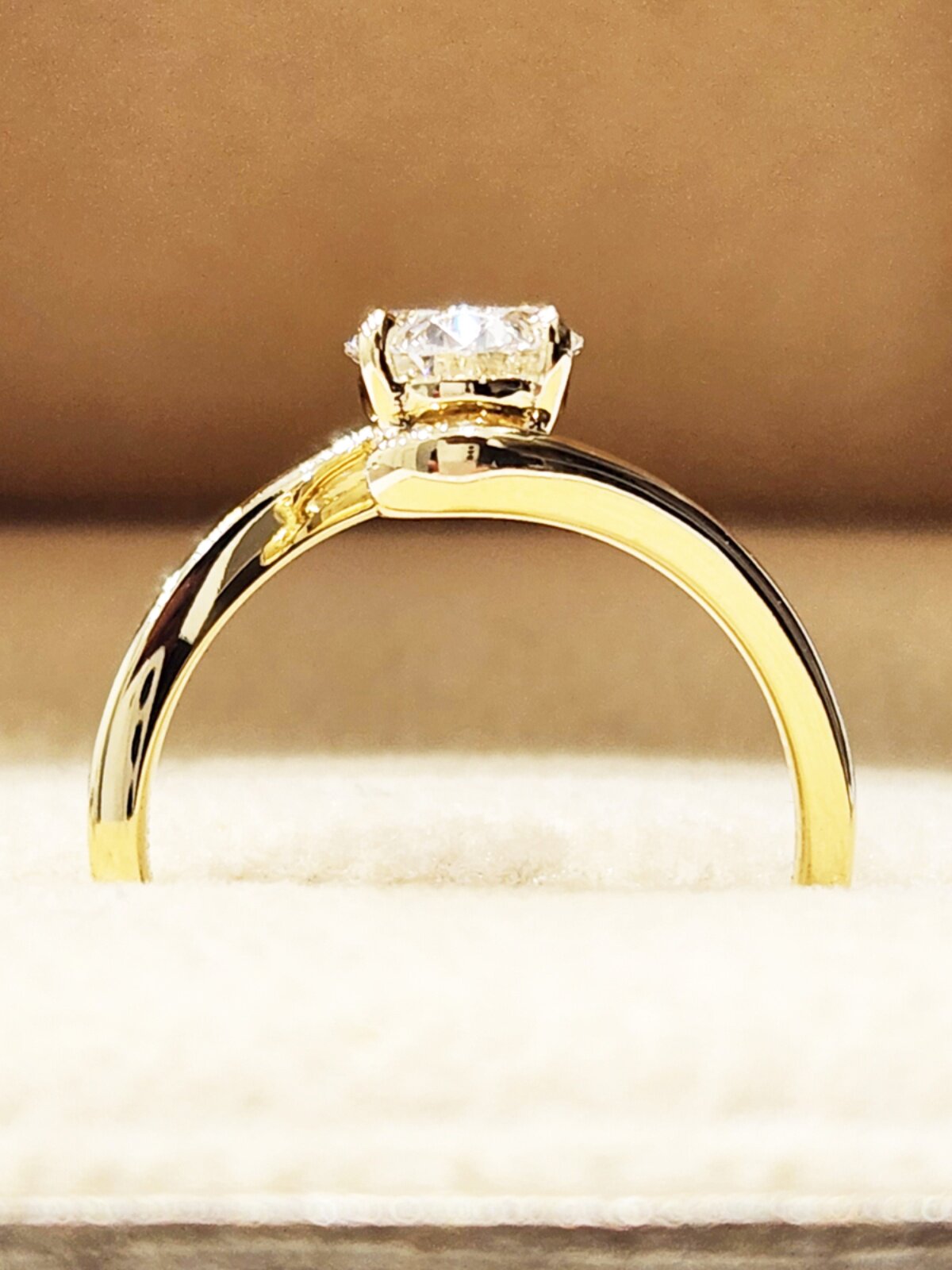 18K Gold IGI Certified Lab Grown Diamond CVD with 3CT D VVS2 Excellent Oval Cut