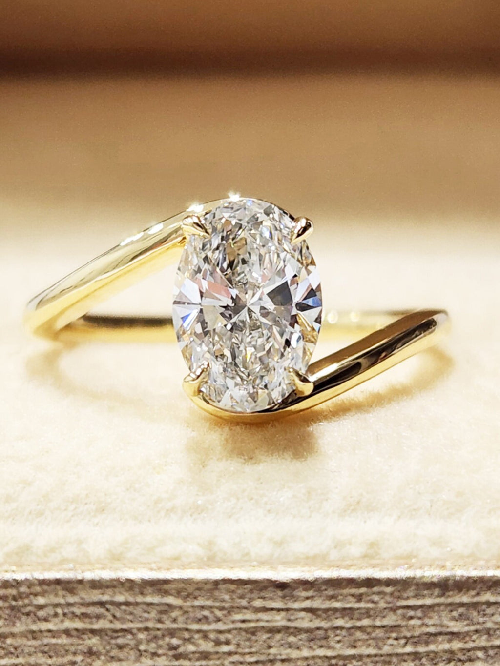 18K Gold IGI Certified Lab Grown Diamond CVD with 3CT D VVS2 Excellent Oval Cut
