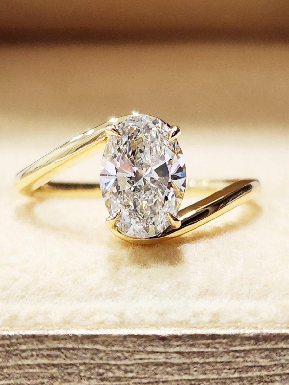 18K Gold IGI Certified Lab Grown Diamond CVD with 3CT D VVS2 Excellent Oval Cut