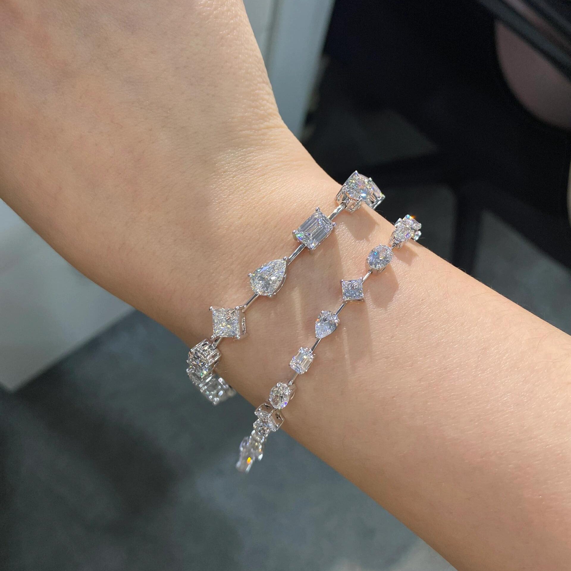 IGI Certified Multi-Shaped Irregular Lab-Grown Diamond Bracelet with VVS CVD HTHP Synthetic diamond 14K Gold for Unisex Pear Cut 3.75*5.75mm Oval Cut 3.80*5.30mm Emerald Cut 3.8*5.4mm Princess Cut 2.8*2.8mm